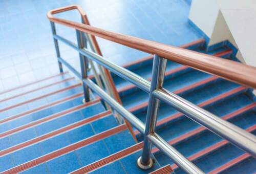 antibakterielle Kupferbeschichtung für Handlauf einer Treppe