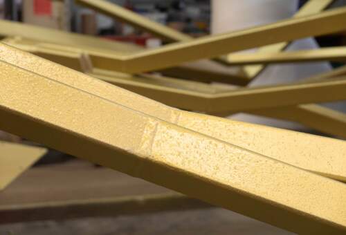 Stahlprofil mit strukturierter Gold-Messing Lackierung