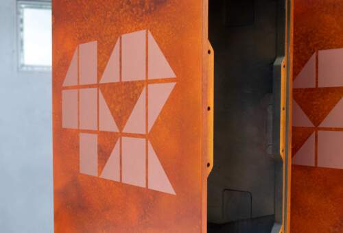 Speaker cabinets with corten steel surface and copper light application